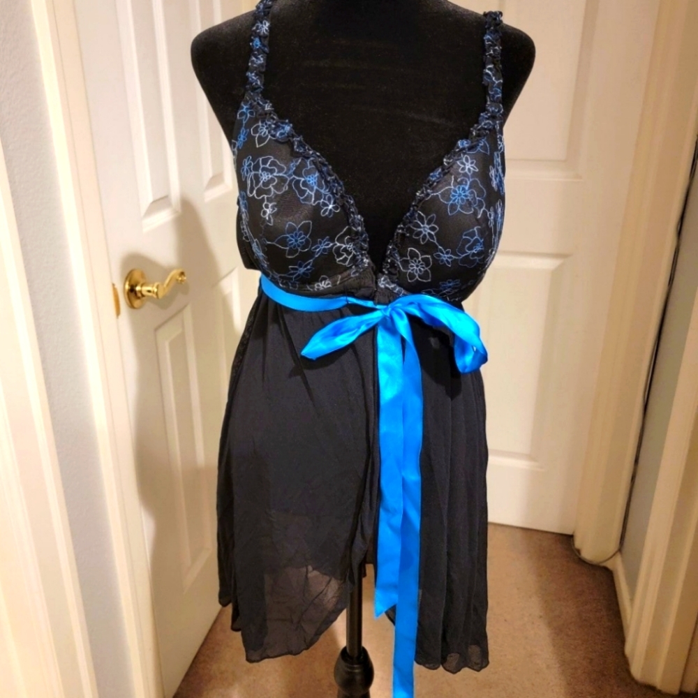 Cacique nightgown, 14/16 Black with Blue tie in front